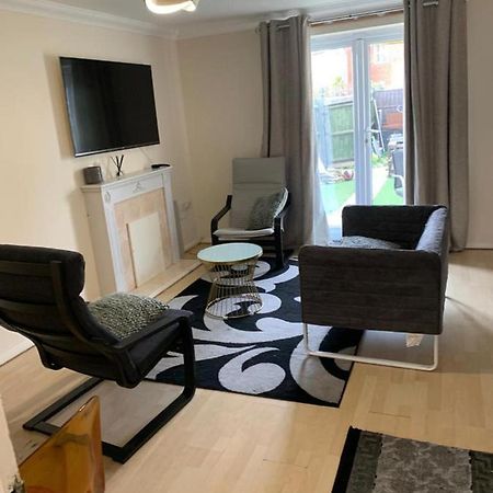 Charming 2-Bed House In London Villa Eksteriør bilde