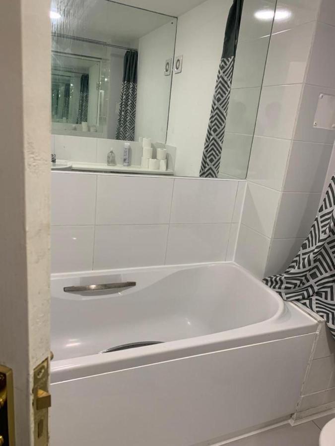 Charming 2-Bed House In London Villa Eksteriør bilde